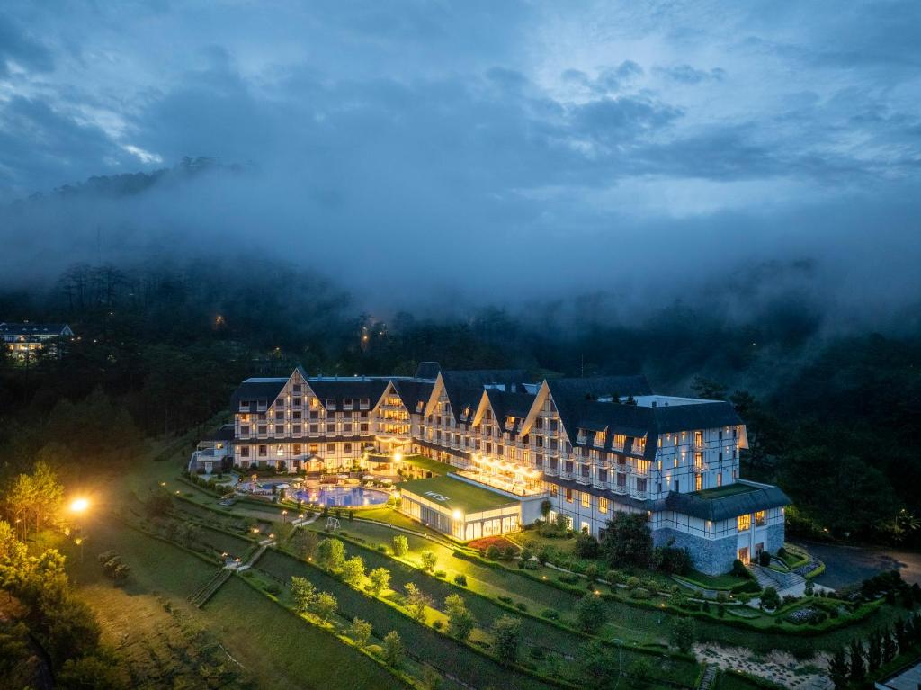 Swiss-Belresort Tuyen Lam, khách sạn chuẩn 4 sao, tại điểm hẹn du lịch. săn mây đà lạt