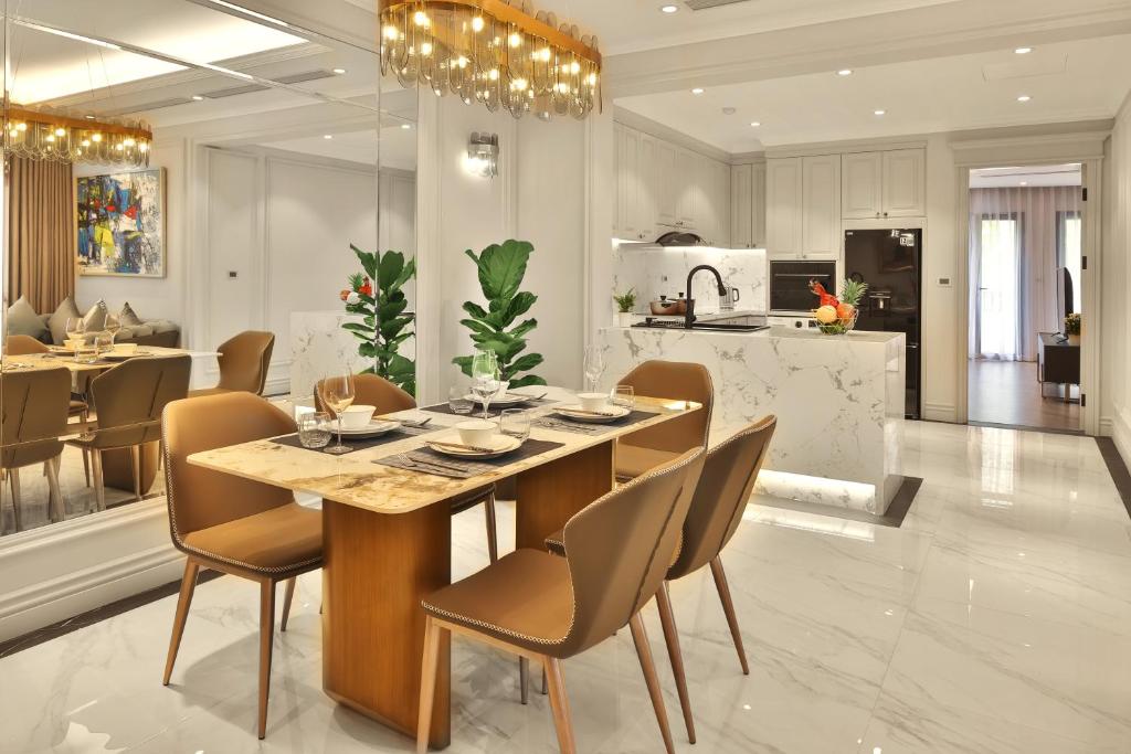 Căn hộ du lịch Hà Nội có ban công, bể sục và view thành phố – Apartments by Vitrine