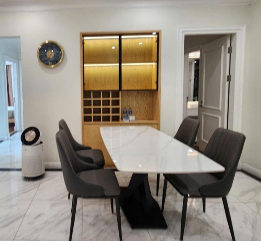 Hateco Laroma 3 phòng ngủ, căn hộ sang trọng giữa trung tâm Hà Nội, chỉ 9 phút đi bộ đến Vincom Nguyễn Chí Thanh, bếp đầy đủ và sân hiên thoáng mát