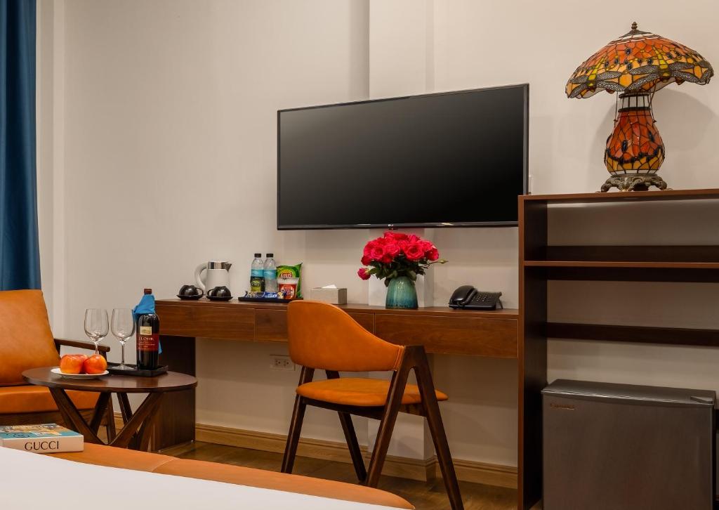 Casa Valentina Hanoi Hotel, Biệt Thự Ý Xanh Cách Ô Quan Chưởng 8 Phút