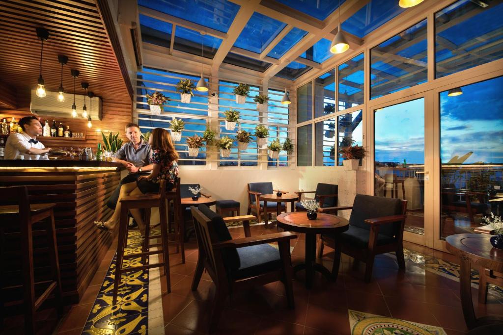 Hai Bay Hotel – Ngôi Nhà Địa Trung Hải Đẹp Nhất Chỉ 500 m Tới Hồ Gươm