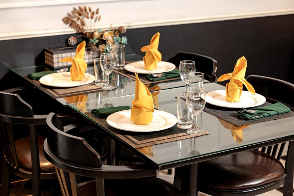 Review Elpis Hàng Bông – Ở Một Đêm Là Muốn Sống Luôn Ở Santorini Giữa Hà Nội