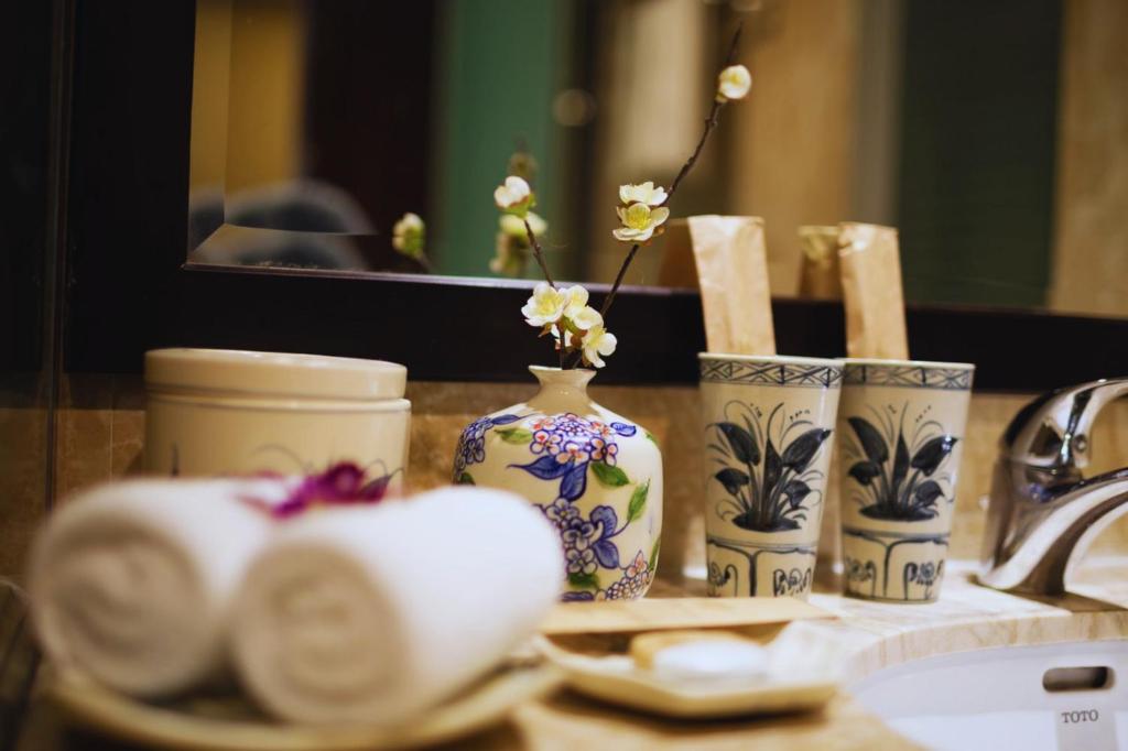 Emerald Waters Classy – Khách Sạn Xanh Ngọc Sang Nhất Hồ Gươm, 300m Tới Đền Ngọc Sơn