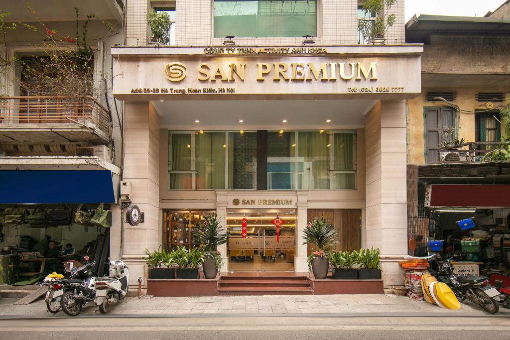 San Premium Hotel, Ban Công Nhìn Xuống Cả Ngàn Người Say, Minibar Thì Free