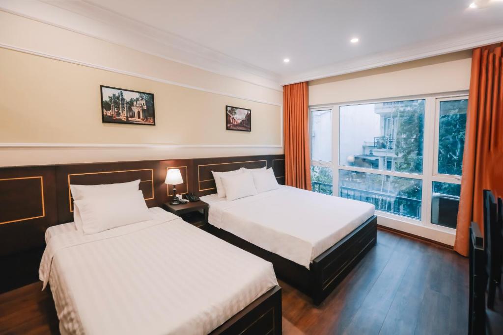 H Hotel & Spa – Cung Điện Đỏ Rực Chỉ 2 Phút Tới Nhà Hát Múa Rối