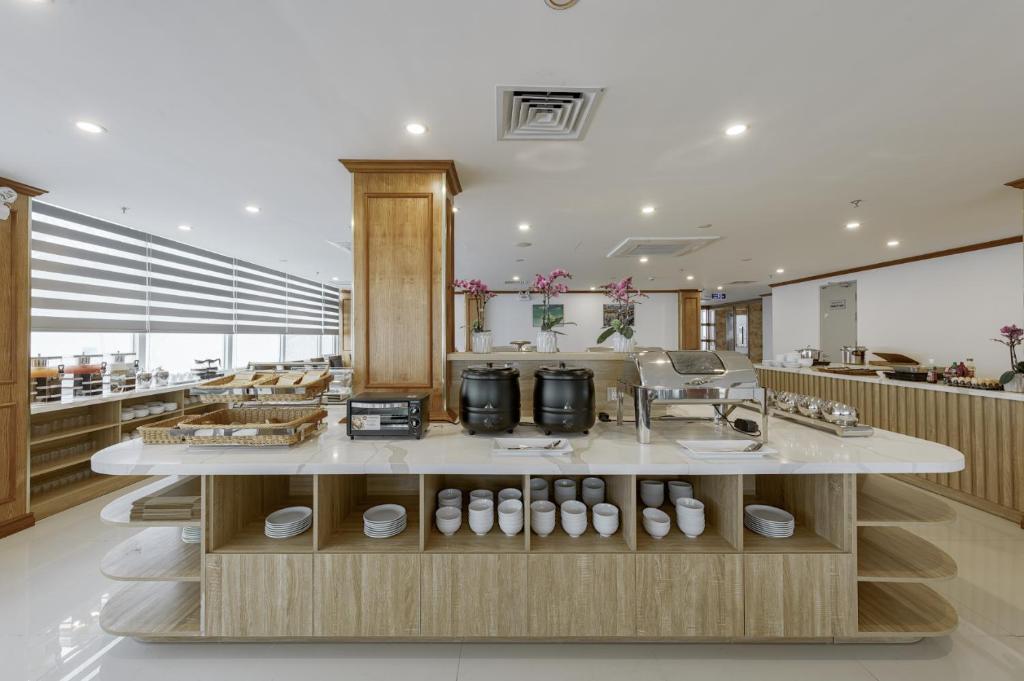 Hanoi Sail – Siêu Du Thuyền Trắng Neo Giữa Phố Cổ, 6 Phút Nhà Hát Múa Rối