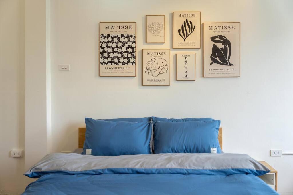 Đi Hà Nội cặp đôi chọn ngay Holly's Balcony Bliss, ban công riêng, tối uống bia ngắm phố lên đèn