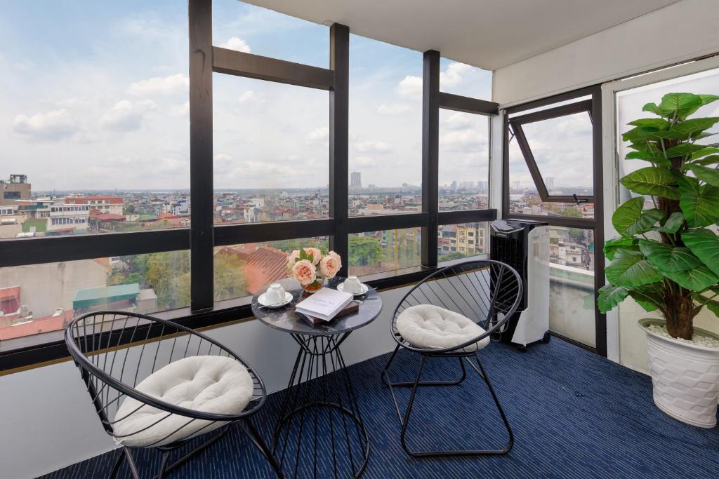 Cosmo Sky Bar – Dom Rosé, DJ Set, Pháo Hoa Hồ Gươm Nhìn Rõ Từng Bông